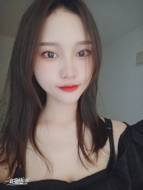 细皮嫩肉小美女，身材无敌