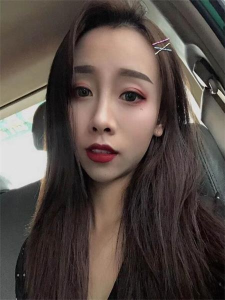 花臂小姐姐