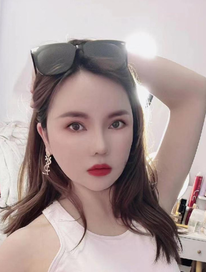 风韵不减的骚妹子，小舌头很会舔
