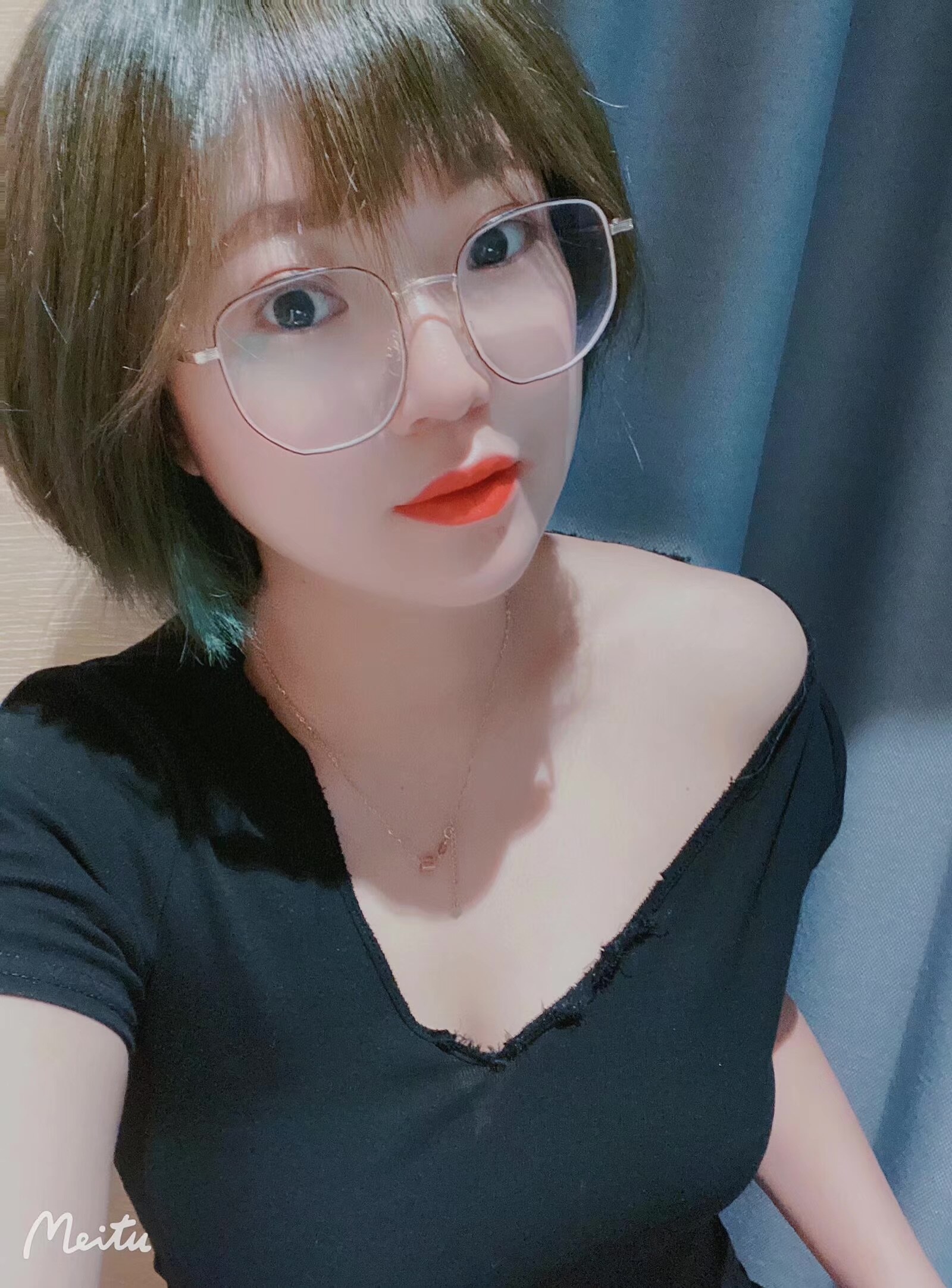 爱健身的妹子，身材匀称，很白皙