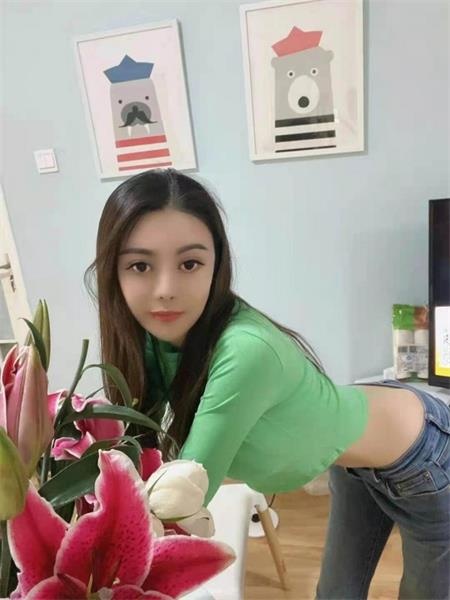 前凸后翘的妹子，后入非常爽