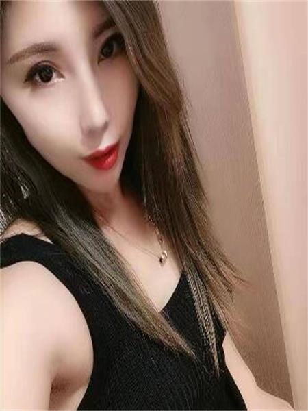 细腰大长腿，胸器逼人，玩的刺激