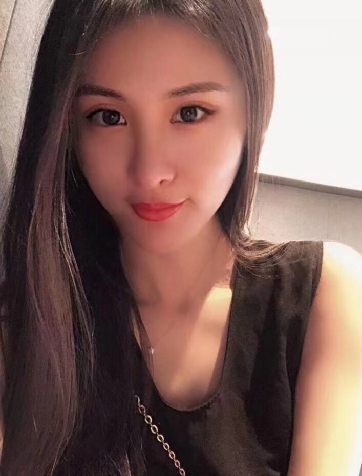 长发飘飘的漂亮妹子，奶子不小，下面水多