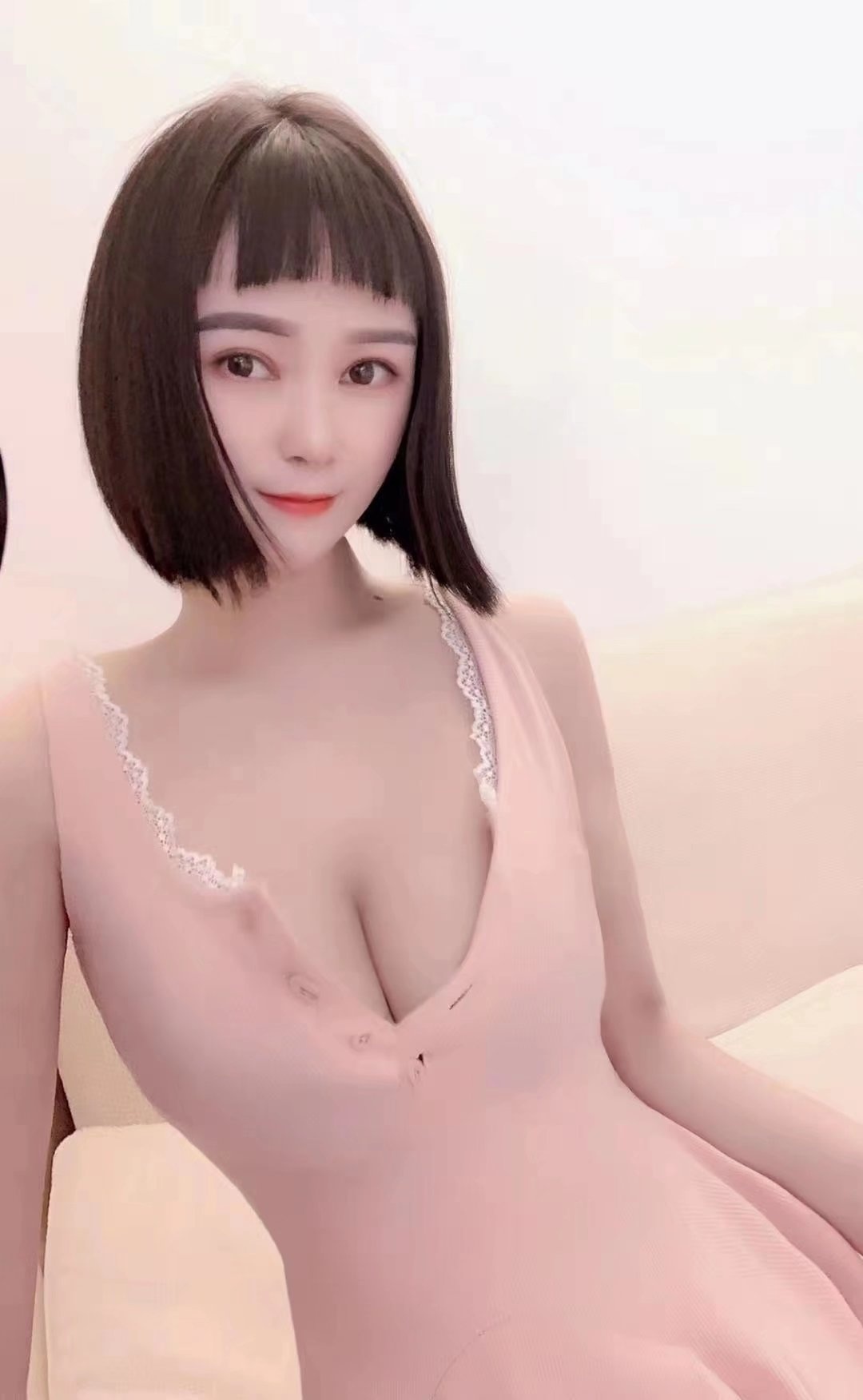 纯情小嫩妹，服务周到，三点粉嫩很诱人