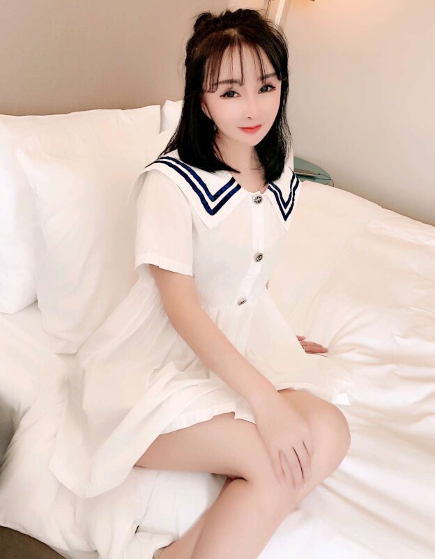 娇小可爱小嫩妹，真是水灵