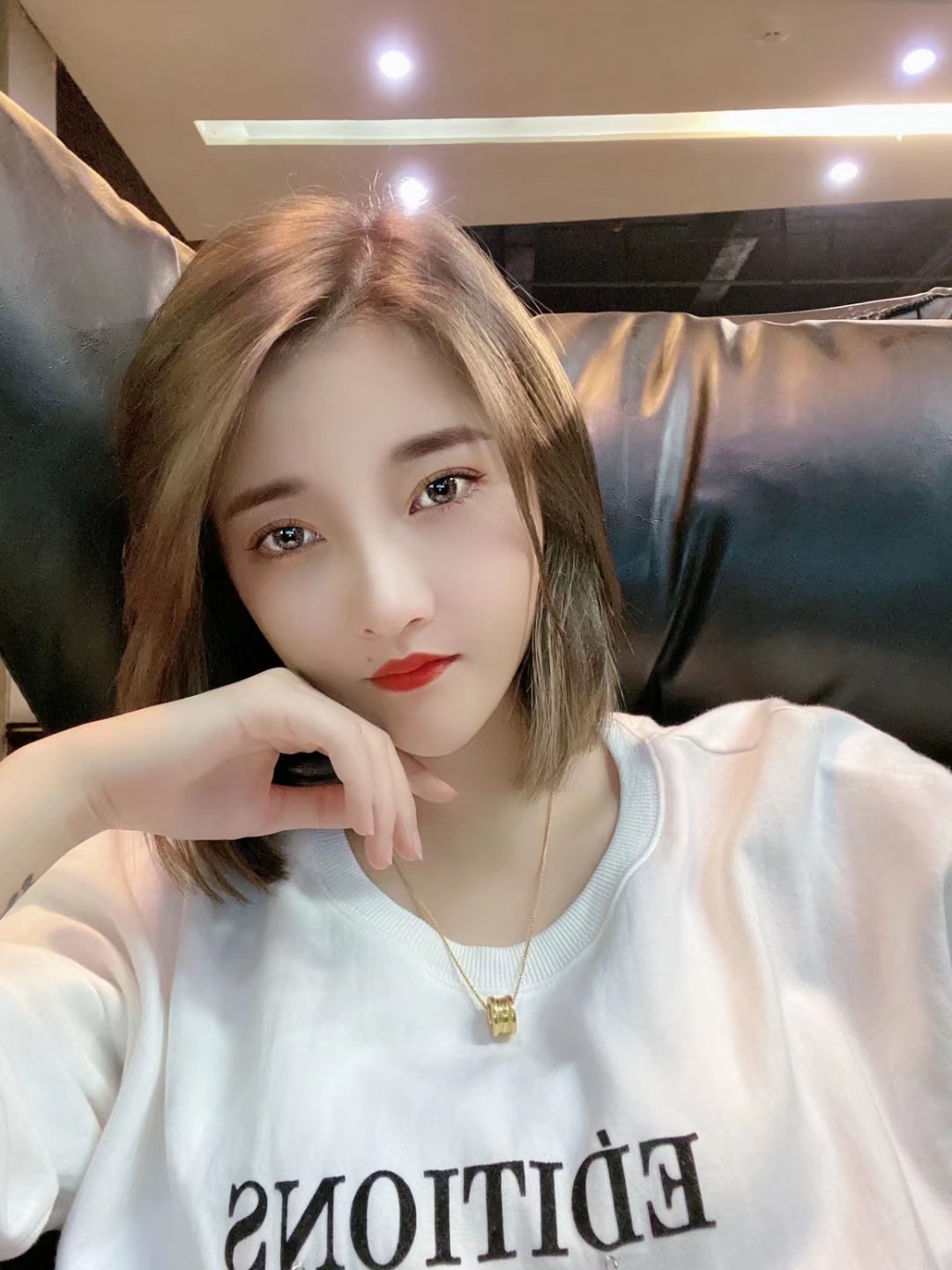 皮肤滑嫩的00后美女，下面紧致，很水嫩