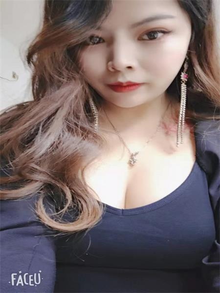 小骚货可欣，身材好，主动索吻