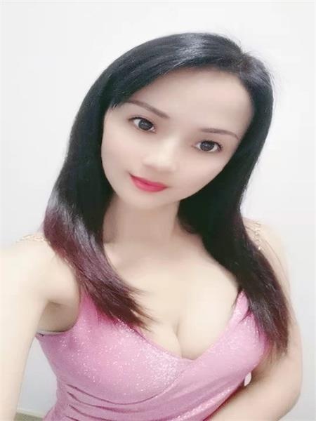 梦雪白嫩大波，深喉吹的爽