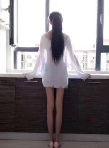 一个身材很好的小姐姐团团