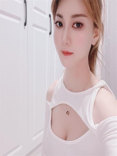 秦淮佩奇身材高挑