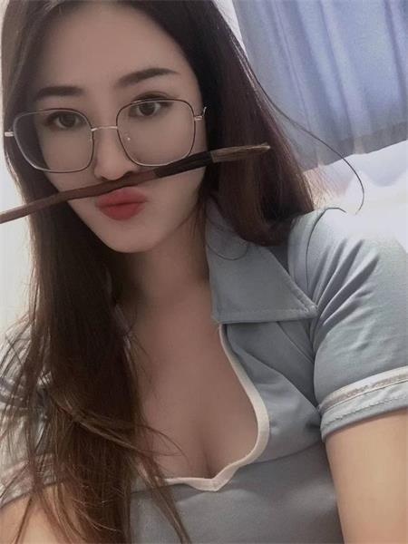 长得良家的风骚女