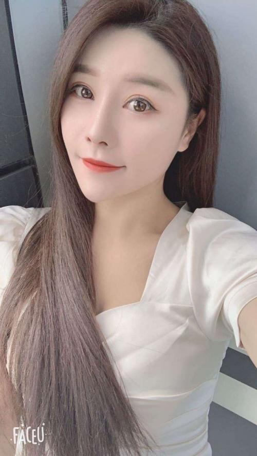 大眼软萌的兼职妹妹