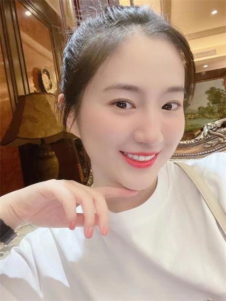 值得一去的甜美女人