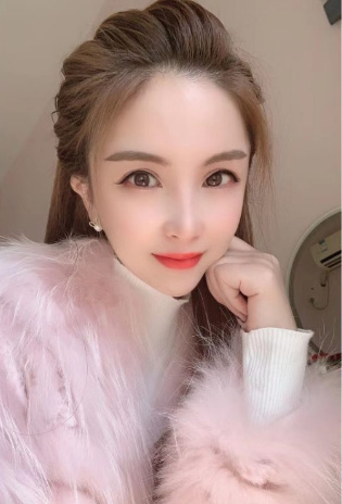 娇小可爱的小姐姐