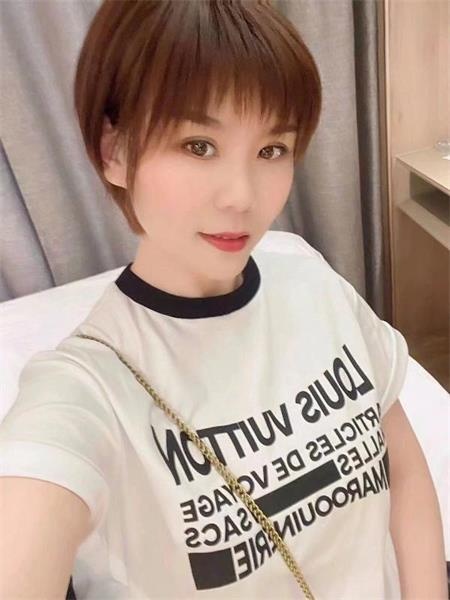 包河短发气质女小彤