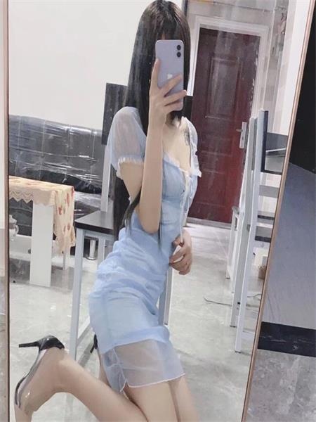 前凸后翘的小妹子