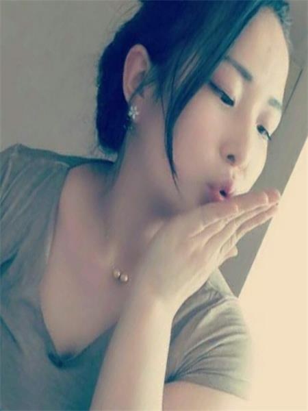 红唇烈焰少妇