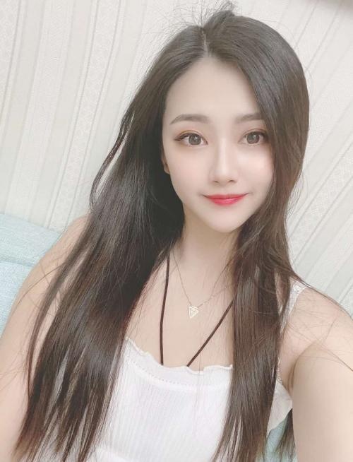 白嫩学生姐姐