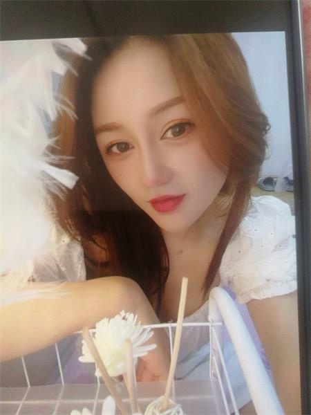 非常漂亮的一个年轻妹子