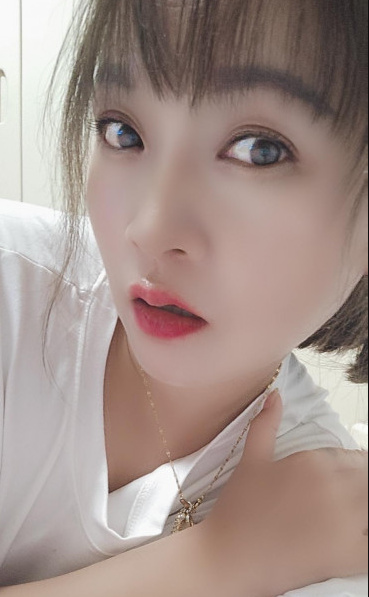 年轻漂亮的美女莉莉