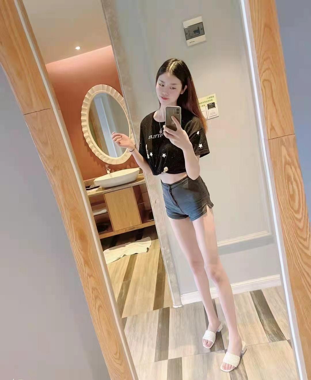清纯高挑兼职美女，肤白逼紧