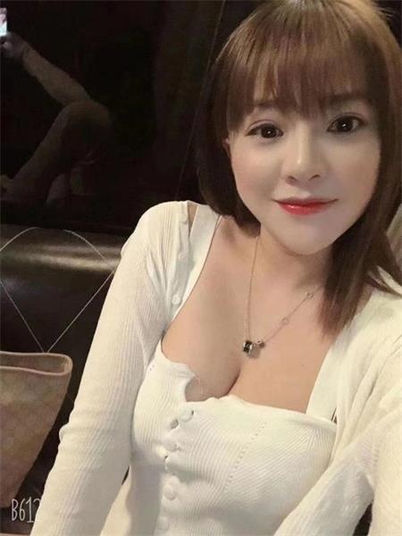 体验风骚蜜桃臀