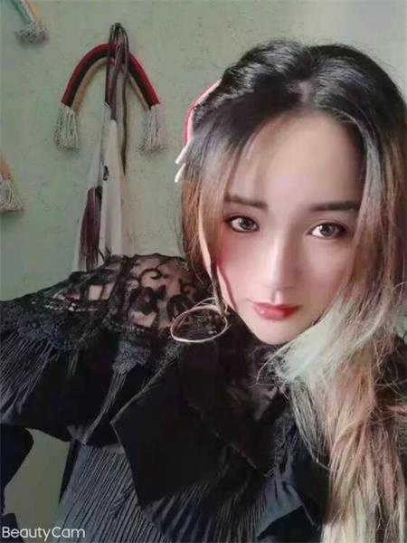 大奶纹身小姐姐