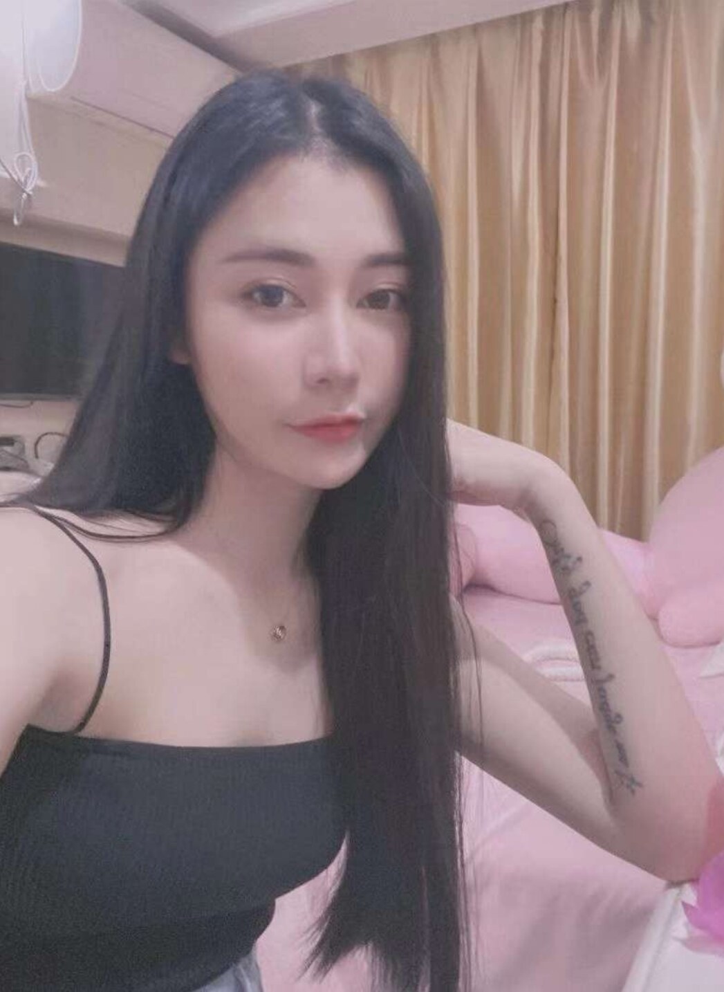 长发飘飘的清纯美女