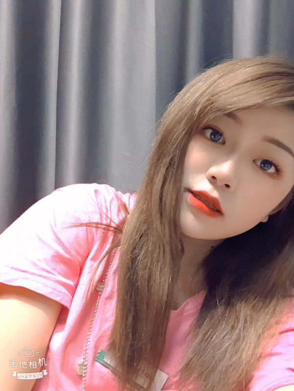 公园前地铁口附近的美女