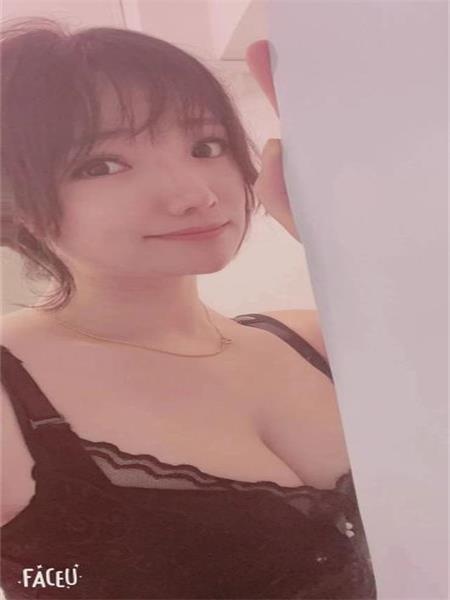 龙华新人依依
