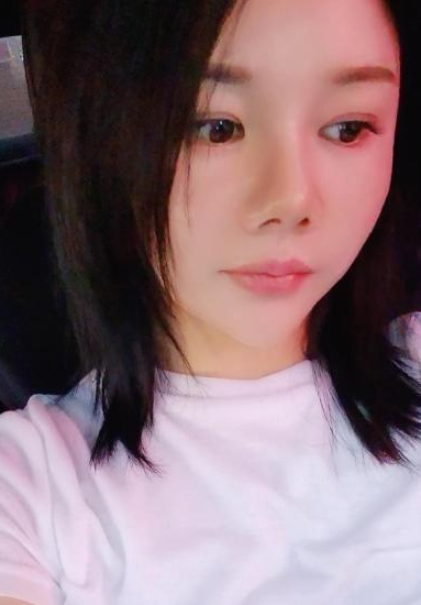五官精致的小姐姐