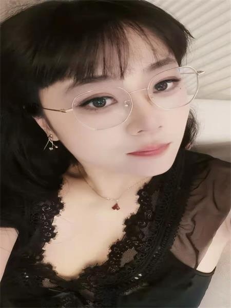 妹子姿势很配合有耐心