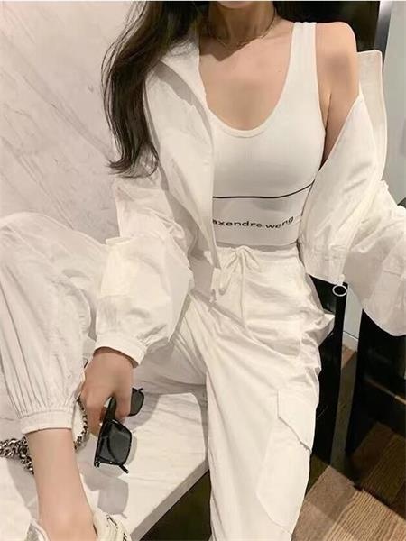 一个身材火辣的大胸妹