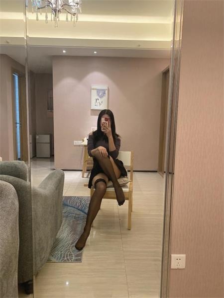 身材好有风情的小姐姐