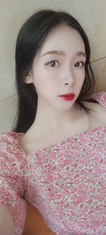 性格极好的白嫩美女