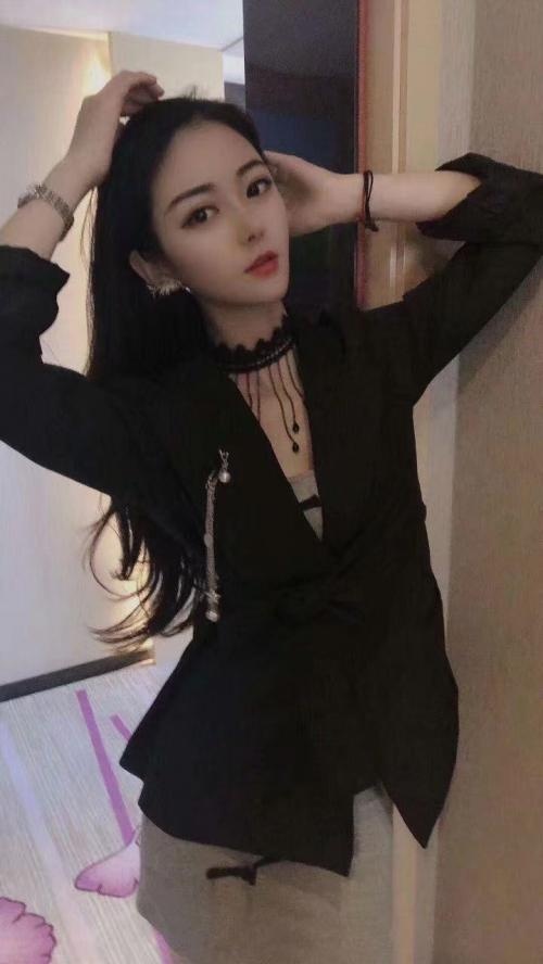 体验一个调皮可爱的活泼女孩