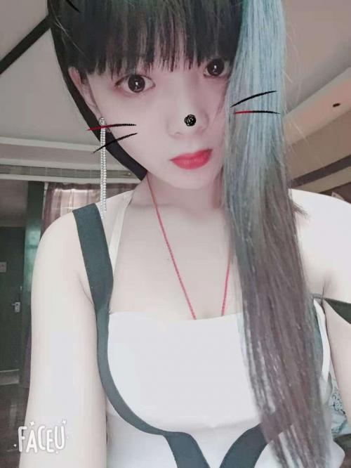 身材苗条的靓丽小少妇