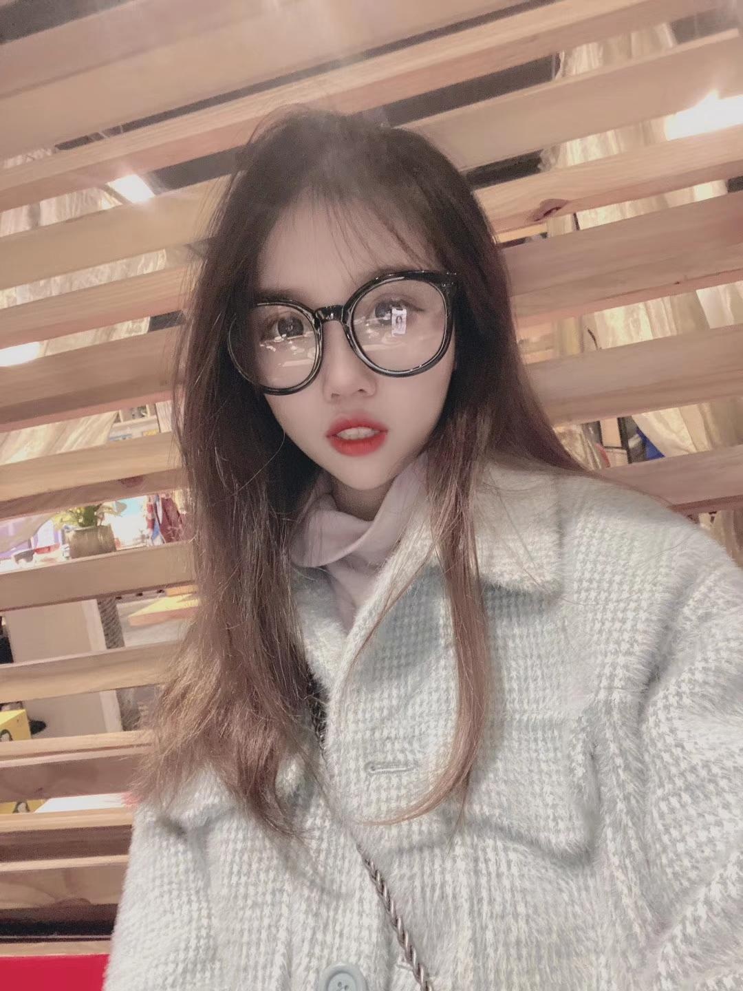 年轻妹纸逼紧水超多，抱起来干爽翻