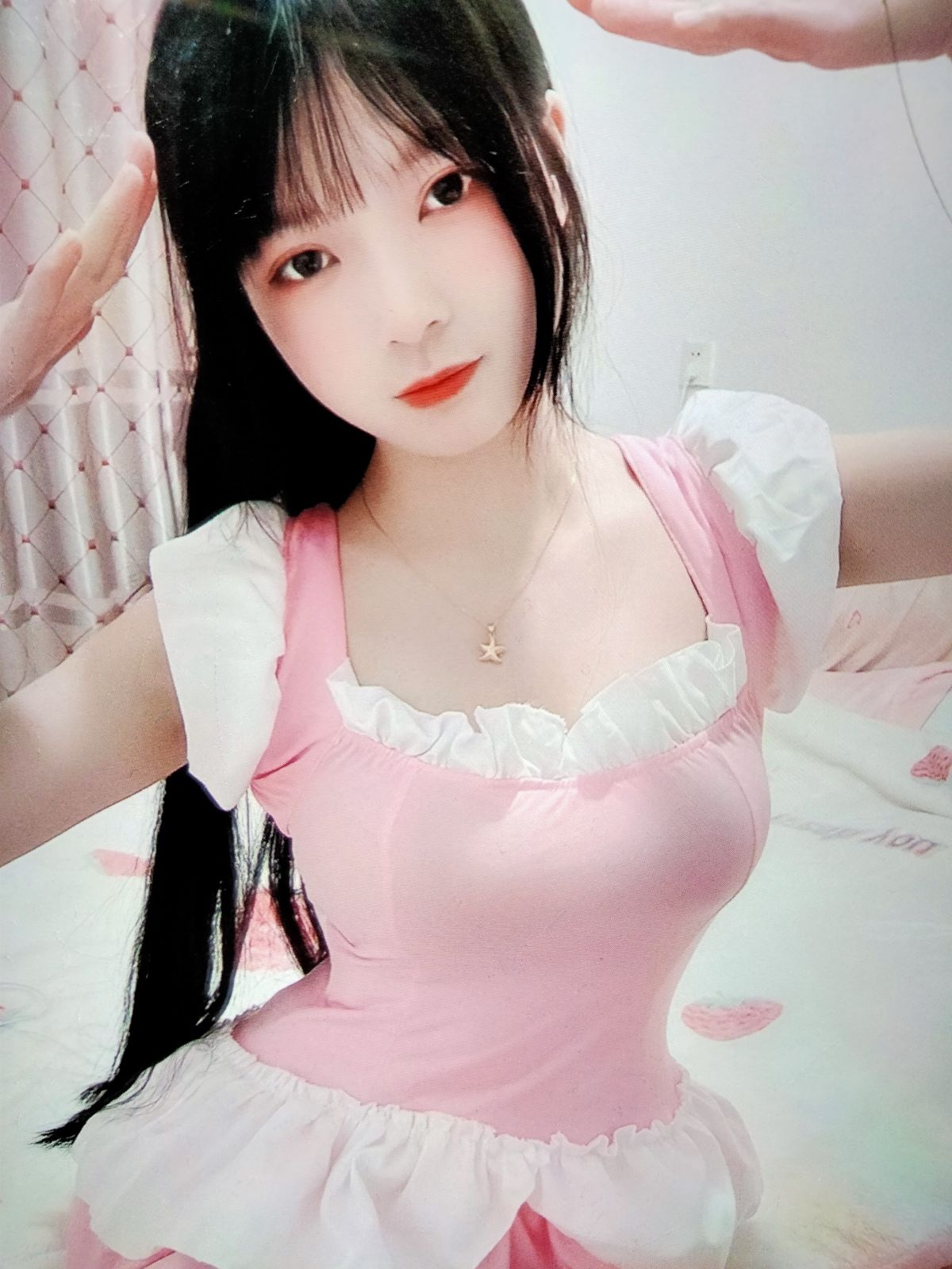 约会小嫩妹，深喉吞精颜射，还可以玩各种道具