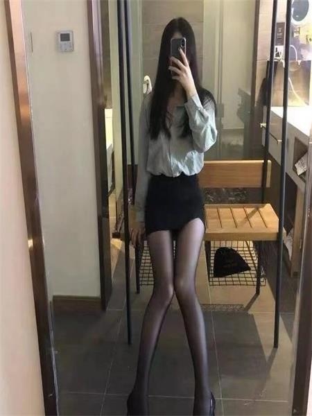 年轻小美女
