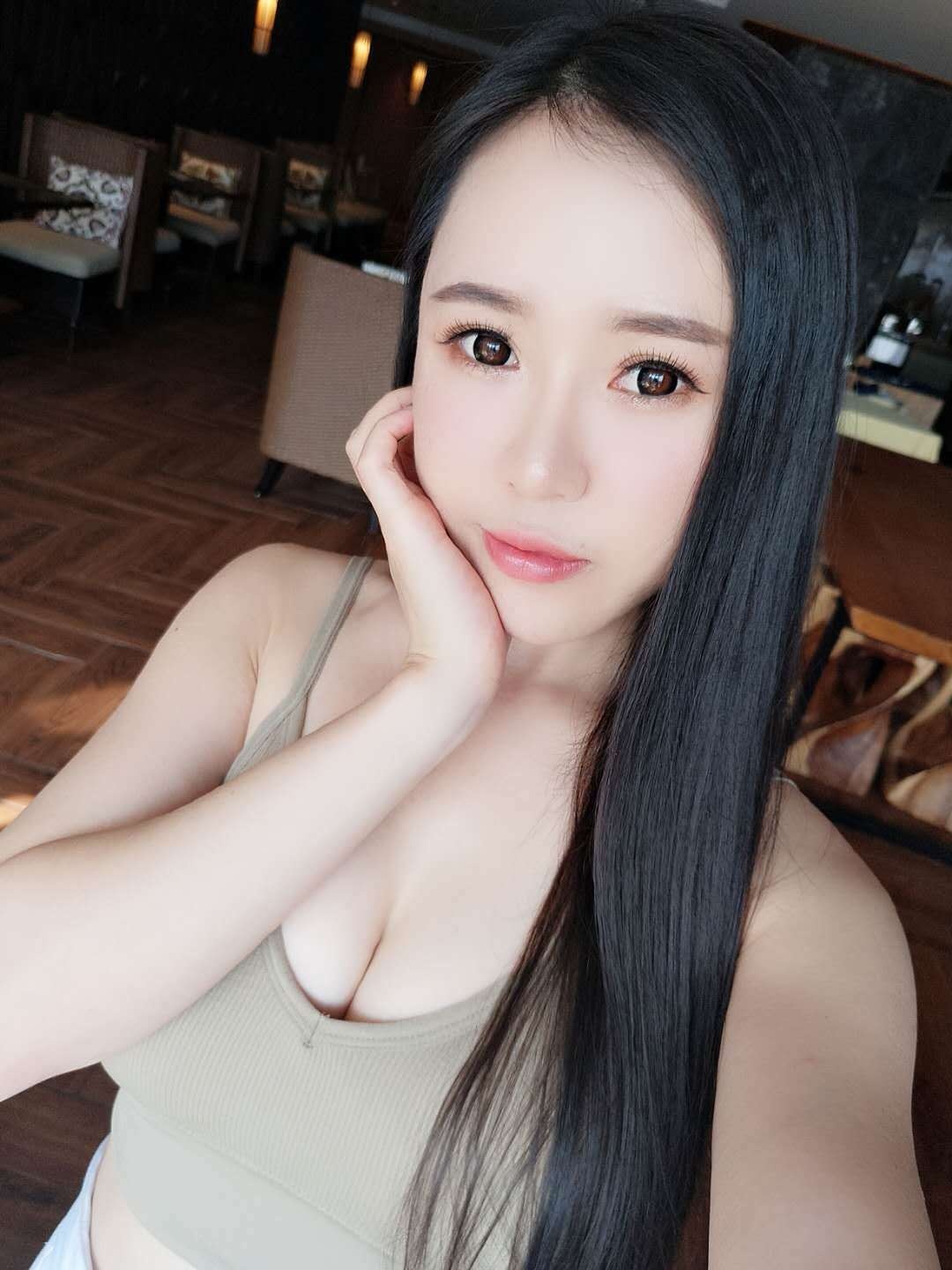 黑长直妹妹，身材匀称，比较粉嫩