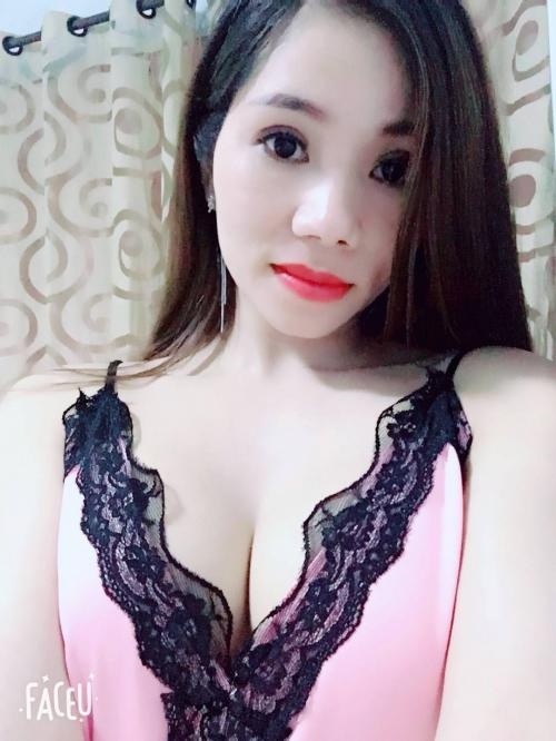 高挑风骚的大胸妹