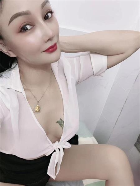 菲菲的胸非常软