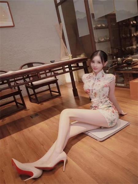 穿着旗袍干感觉不一样