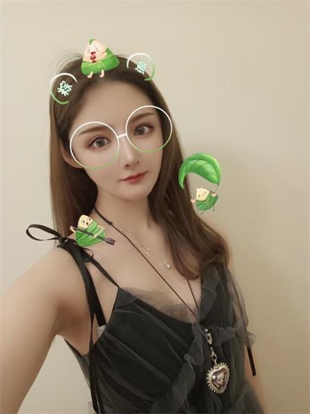 栖霞荧荧