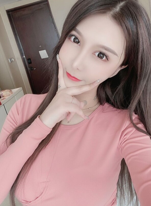 前凸后翘的健身美女