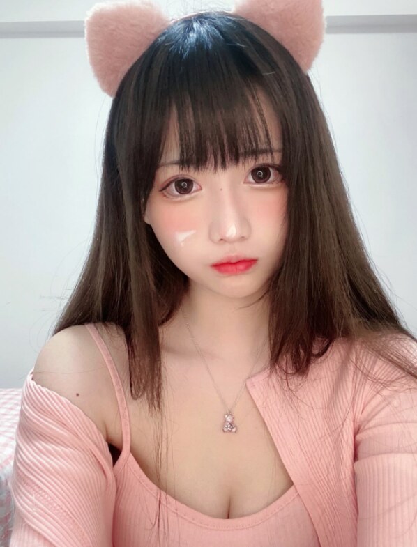 很稚嫩的妹纸，羞涩中带有狐媚
