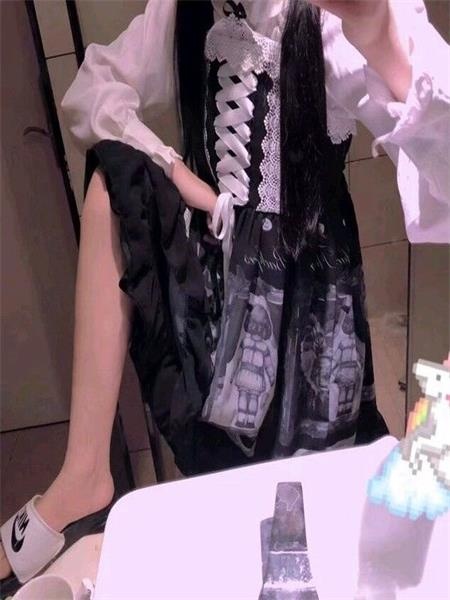 00年妹子，嘴唇特性感