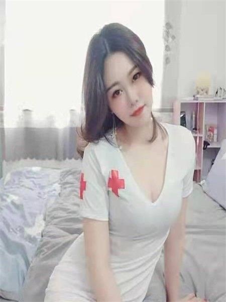 皮肤很白，屁股也很大