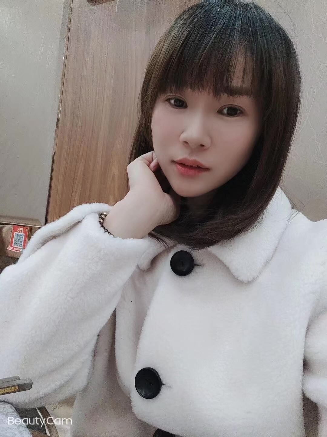 娇羞小美女一枚